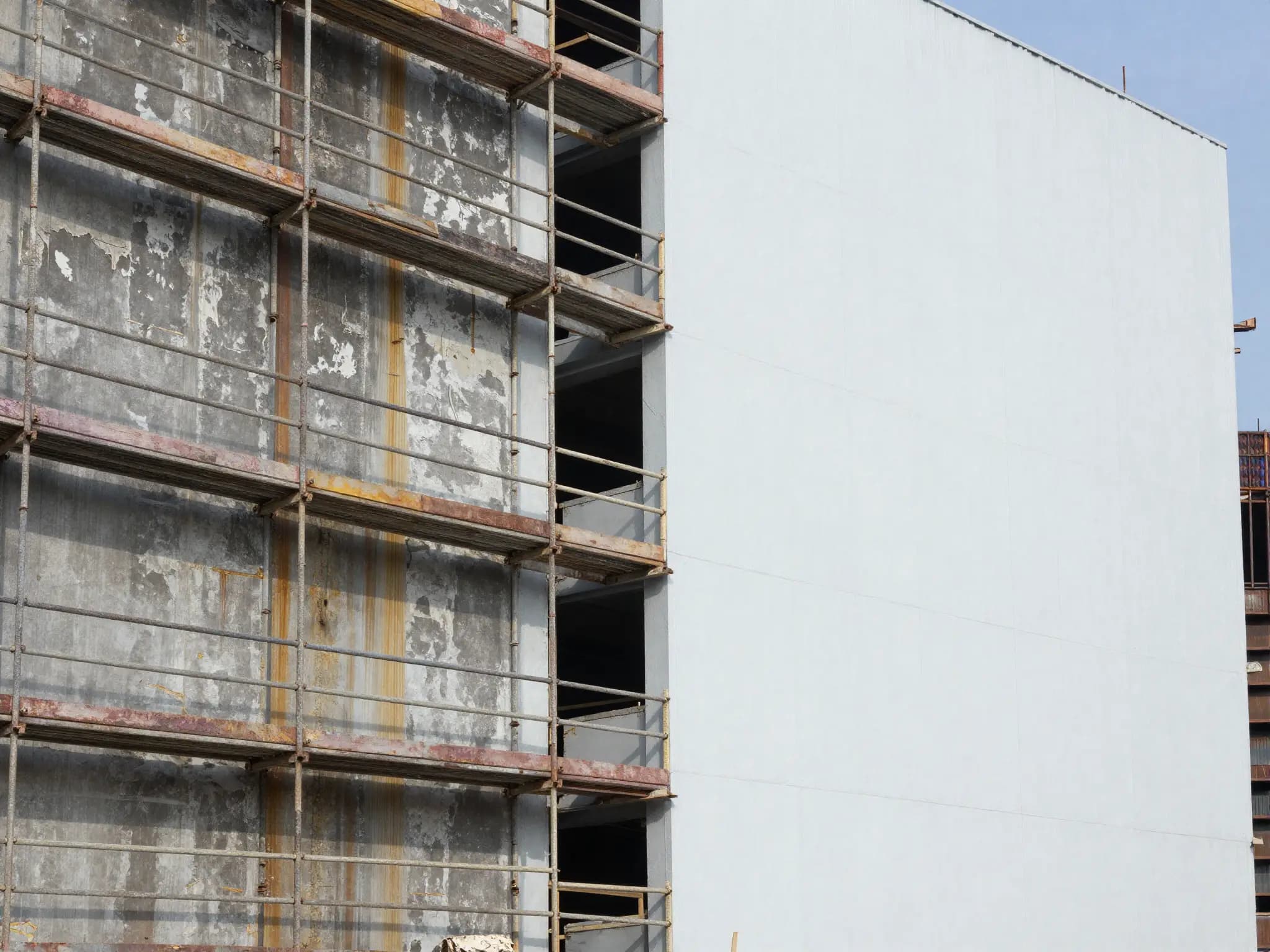 Peinture bâtiment pro en tôle en cours - avant/après